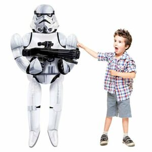 Globo gigante metálico de soldado Stormtrooper de Star Wars junto a un niño sorprendido.