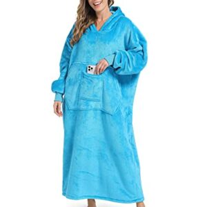 Mujer sonriente usa una sudadera de manta azul con capucha y bolsillos frontales.