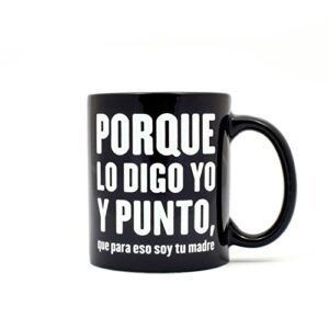 Taza de café negra con mensaje "Porque lo digo yo y punto, que para eso soy tu madre".