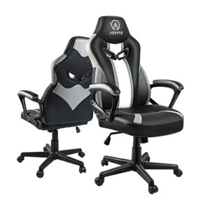 Silla gaming JOYFLY de cuero sintético en negro y gris, con cojín lumbar y diseño ergonómico.