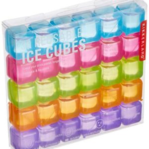 Cubitos de hielo reutilizables Kikkerland de colores brillantes en estuche transparente.