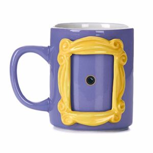 Taza morada con un marco decorativo amarillo inspirado en "Amigos TV".