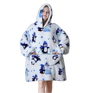 Mujer con sudadera manta blanca con capucha, estampado de pingüinos y gran bolsillo frontal.