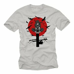 Camiseta gris con diseño de Itachi de Naruto frente a un sol rojo y cuervos.