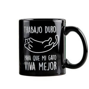 Taza negra de cerámica con mensaje: "Trabajo duro para que mi gato viva mejor".