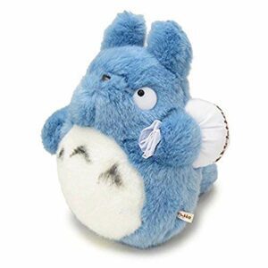 Peluche azul de Totoro con una bolsa blanca en la espalda.