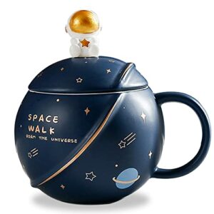 Taza de cerámica azul con diseño espacial y figura de astronauta en la tapa.