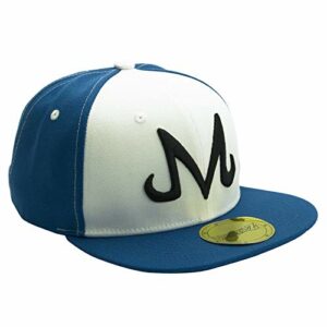 Gorra azul y blanca de ABYSTYLE con letra "M" negra en el frente.