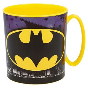 Taza de Batman con fondo urbano en tonos morados y negro, y interior amarillo.