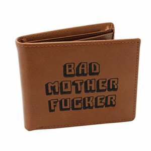 Cartera de cuero marrón con la frase "Bad Mother Fucker" en letras negras.