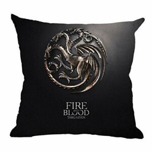 Cojín negro con emblema de dragón y texto "Fire and Blood".