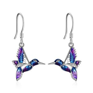 Pendientes colgantes de colibríes en plata con detalles en azul y morado.