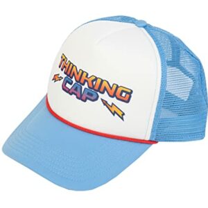 Gorra ajustable azul y blanca con el texto "Thinking Cap" en colores y rayos, inspirada en Stranger Things.