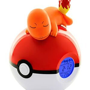 Despertador digital con forma de Pokébola y figura de Charmander durmiendo encima.