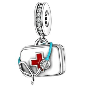 Charm de plata con estuche médico, cruz roja y estetoscopio.