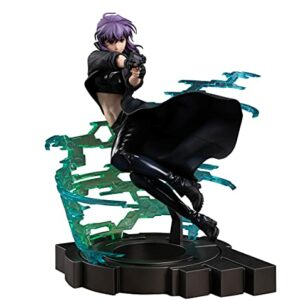 Figura de PVC de Motoko Kusanagi en pose dinámica con fondo tecnológico verde y negro.