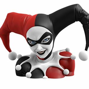 Busto coleccionable de Harley Quinn con su característico traje rojo y negro y expresión sonriente.