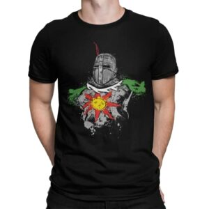 Camiseta negra con ilustración del caballero de Dark Souls y el sol, diseño "Praise the Sun".