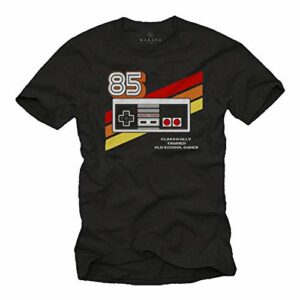 Camiseta negra MAKAYA con diseño de control retro y texto "Classically Trained Old School Gamer".