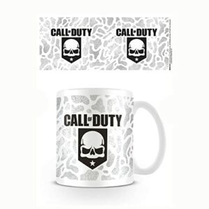 Taza blanca con logo de Call of Duty y diseño de calavera.