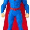 Figura de Superman de 15 cm con traje clásico azul y capa roja.