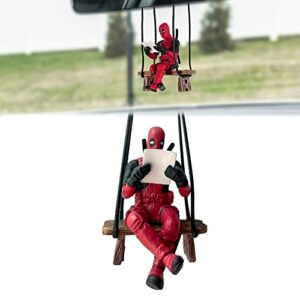 Adorno colgante de coche de Deadpool sentado en un columpio leyendo un periódico.