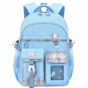 Mochila azul con colgantes de unicornio y detalles kawaii para niñas.