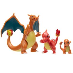 Tres figuras de Pokémon: Charizard, Charmeleon y Charmander en sus poses de batalla.