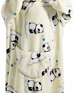 Persona usando una sudadera manta con capucha blanca y estampado de pandas.