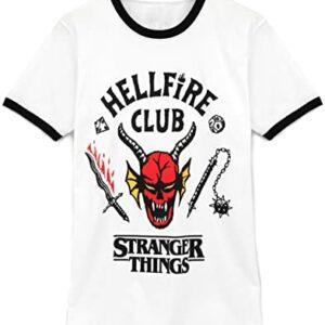 Camiseta blanca con logo de Hellfire Club y Stranger Things, decorada con un demonio y armas.