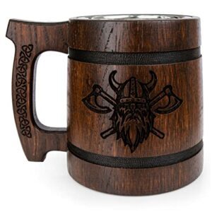 Jarra de cerveza marrón con diseño vikingo grabado y asa tallada.