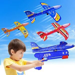 Niño jugando con lanzador de aviones de espuma en el jardín.