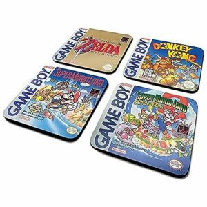 Posavasos de corcho con carátulas de juegos clásicos de Nintendo Game Boy.