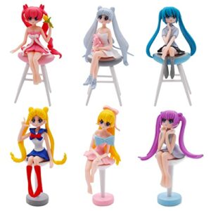 Seis figuras miniatura de personajes de Sailor Moon sentadas en taburetes.