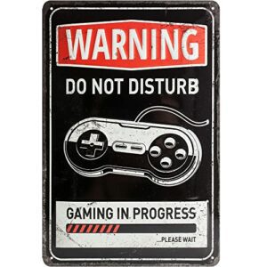 Cartel metálico retro de "Warning: Gaming in Progress" con diseño de control de videojuego.