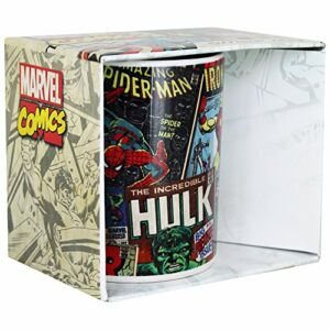 Taza de cerámica multicolor con personajes clásicos de Marvel Comics en un diseño retro.