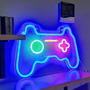 Letrero de neón azul en forma de control de videojuego encendido en una pared.