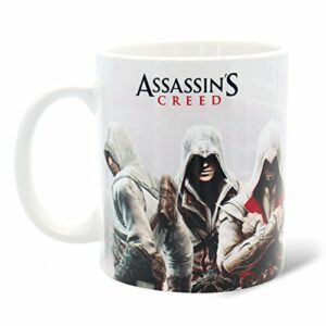 Taza blanca de Assassin's Creed con personajes en acción.