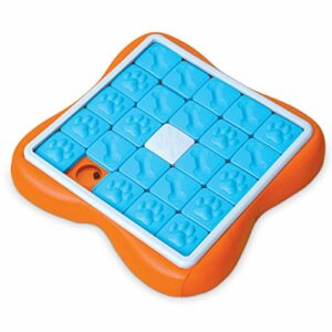 Rompecabezas para perros con módulos deslizantes color azul y base naranja.