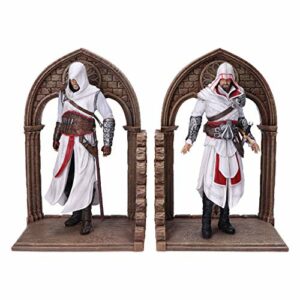 Sujetalibros decorativos de Assassin’s Creed con figuras detalladas de Altair y Ezio en arcos góticos marrones.