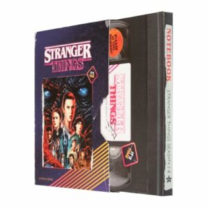 Cuaderno A5 de Stranger Things con tapa dura en diseño de casete VHS.