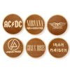 Posavasos de madera con logos de bandas de rock famosas.