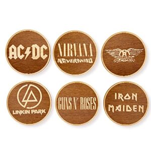 Posavasos de madera con logos de bandas de rock famosas.