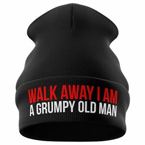 Gorro de lana negro con texto en inglés "Walk Away I Am A Grumpy Old Man".