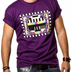 Camiseta morada para hombre con diseño de patrón de prueba en el pecho.