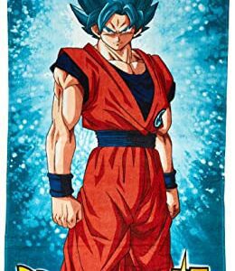 Toalla de terciopelo Dragon Ball Super con imagen de Goku y fondo azul brillante.