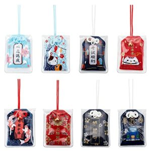 Ocho amuletos Omamori japoneses de diferentes colores y diseños colgando en paquetes transparentes.