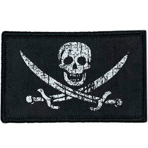 Parche de bandera pirata con calavera y dos sables cruzados en fondo negro.