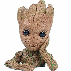 Figura maceta de Baby Groot de "Guardianes de la Galaxia" en pose adorable.