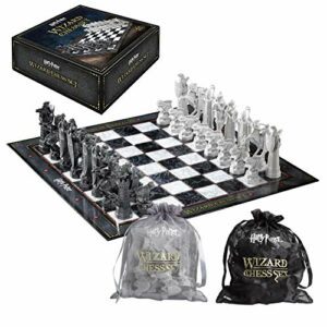 Juego de ajedrez gigante de Harry Potter con piezas detalladas en blanco y negro y tablero temático.